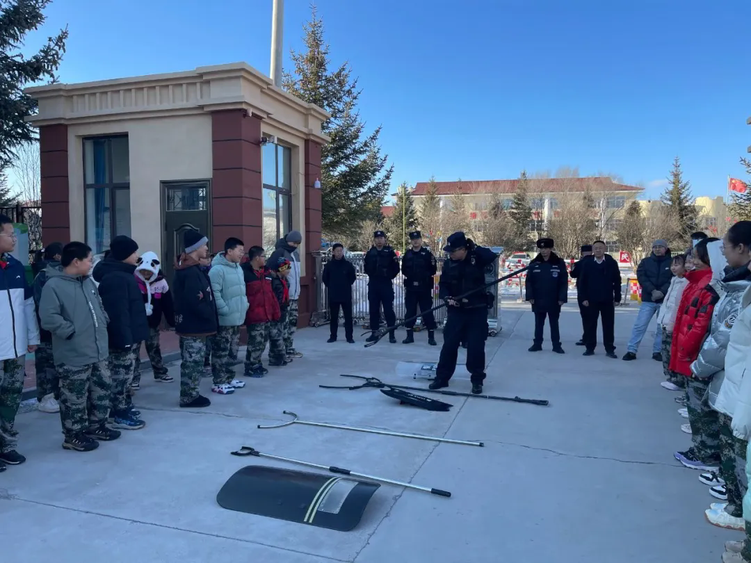 阿尔山市公安局|反恐防暴 守护校园