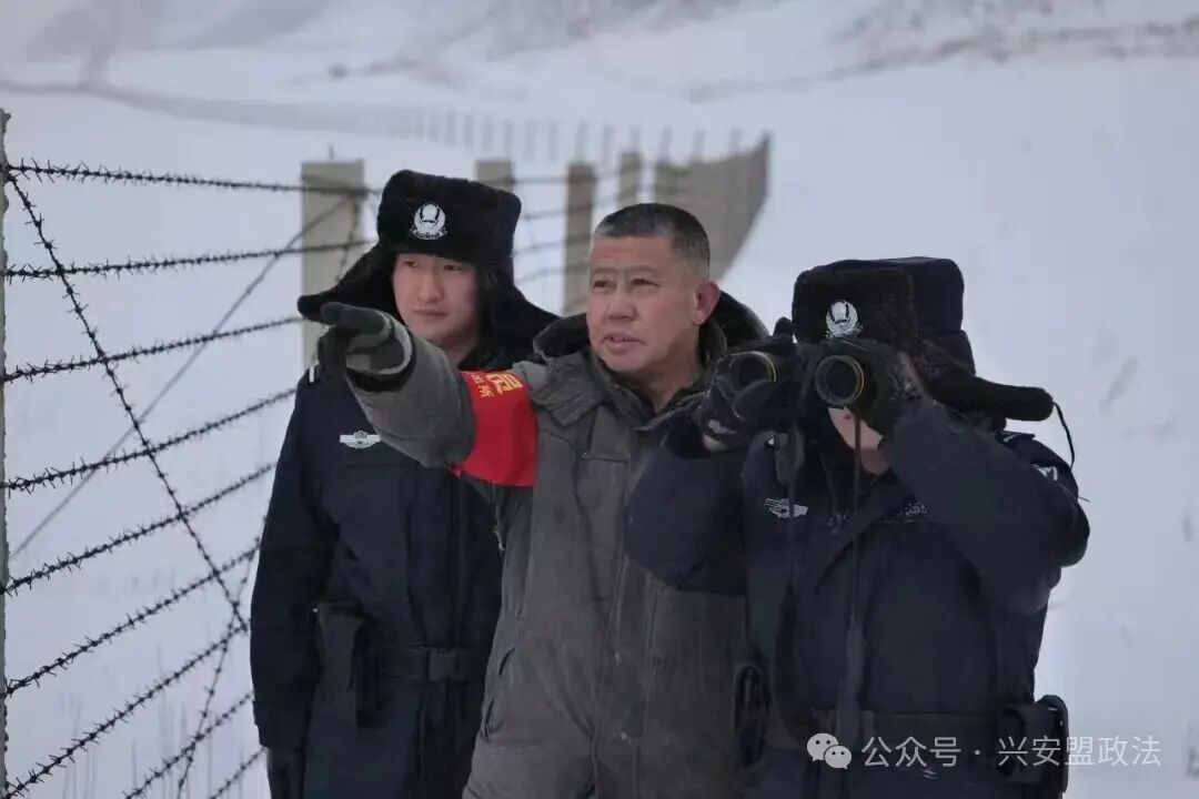 民警与护边员边境线巡逻