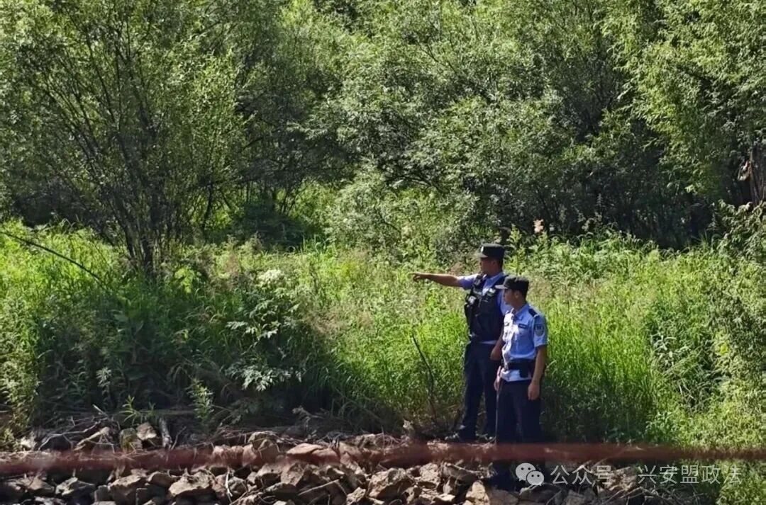 民警在山间巡逻