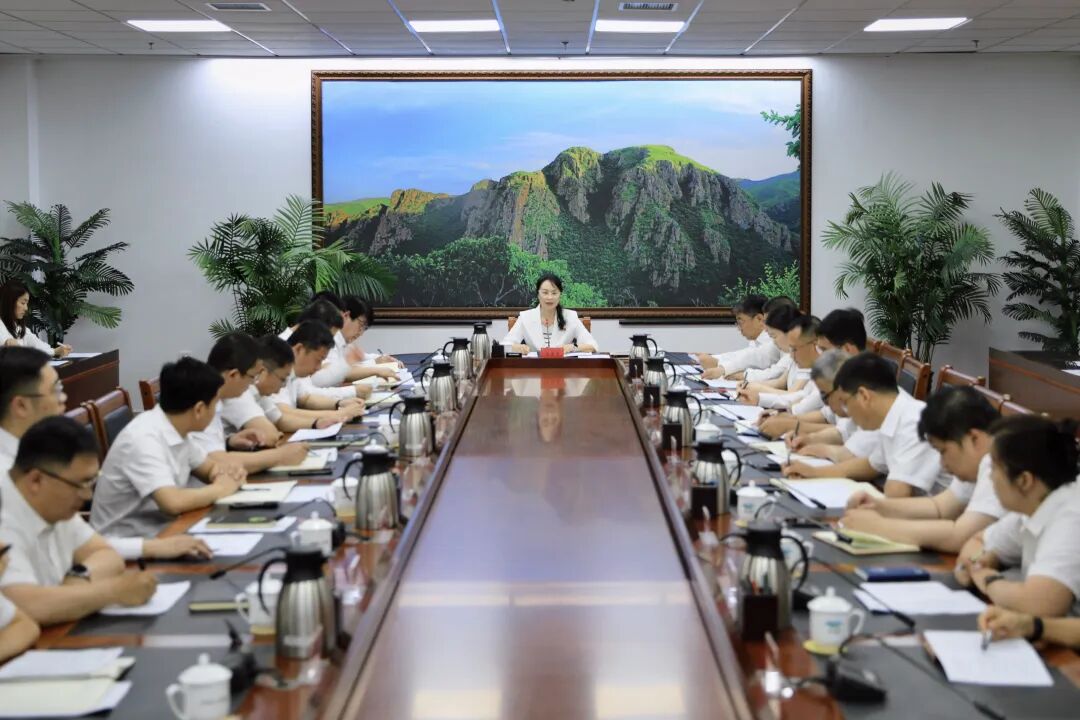 盟委副书记、政法委书记冯爱霞讲授树立和践行正确政绩观学习教育专题党课
