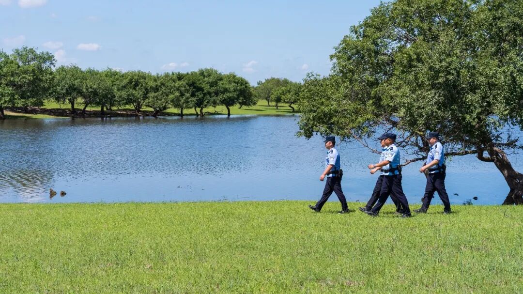 科右中旗公安局科尔沁国家级自然保护区森林公安派出所民辅警开展巡逻防控工作