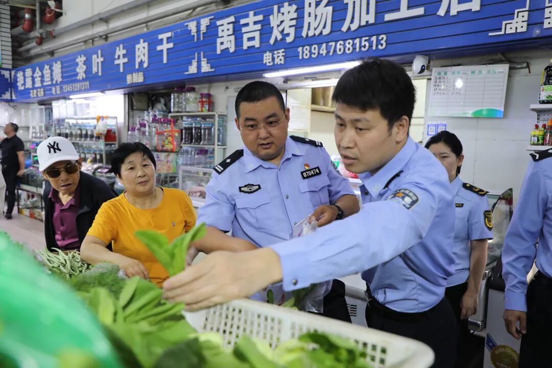 乌兰浩特市公安局“生态警务联勤工作站“检查蔬菜市场及其进货渠道